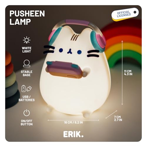 Nattlampe Barn formet som en hvit katt med rosa, lilla og blå detaljer, holder et lite objekt, sett forfra.