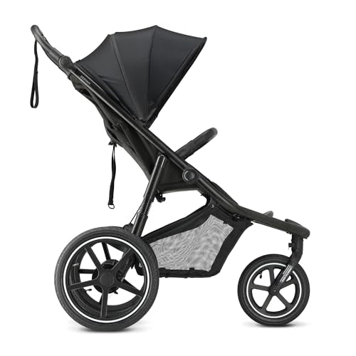 Joggevogn i svart med stor kalesje, tre store hjul, fjæring, oppbevaringskurv og håndleddsrem på styret.