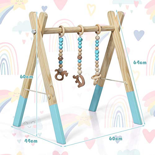 Baby Gym i tre med hengende leker, naturfarget og lyseblå ben, vist fra skrå vinkel med mål i bakgrunnen.