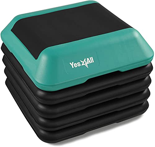 Stepkasse i svart og turkis plast med mønstret overflate, fire forhøyninger og Yes4All-logo, sett fra skrå vinkel.