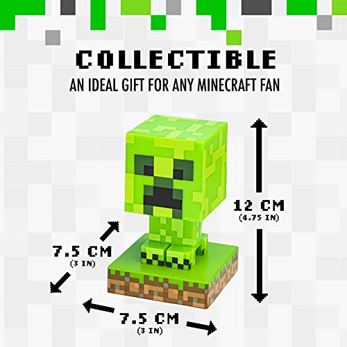 Bordlampe formet som grønn Minecraft Creeper på firkantet gress-sokkel, målt til 12 cm høy og 7,5 cm bred.