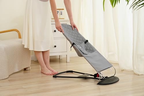 Trekk Til Babybjörn Bliss i grått trekk på vippestol, voksen justerer stolen, quiltet stoff og sort metallramme.