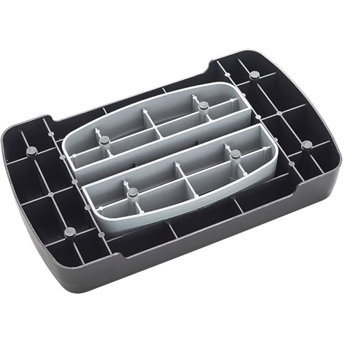 Stepper i svart og grå plast med gittermønster og små synlige skruer, sett rett ovenfra.