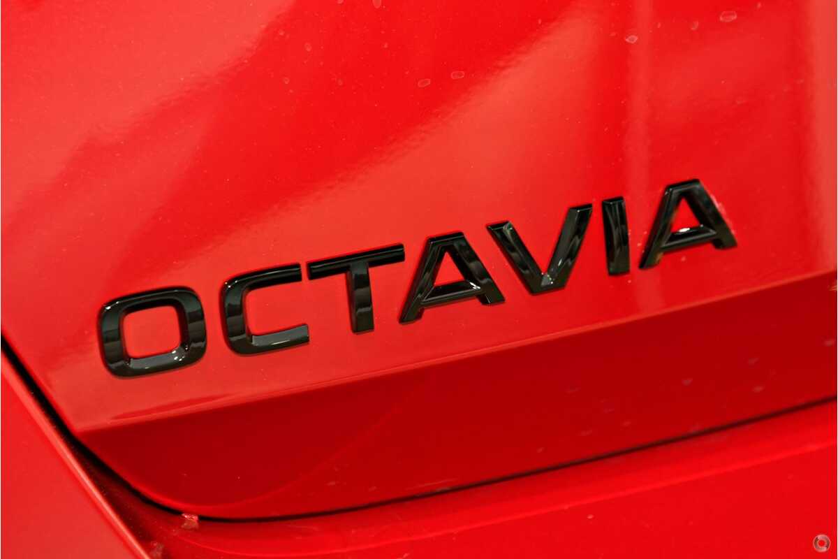 Emblem Skoda Octavia IV > Piano Bakluke Glossy Black - sett bakfra