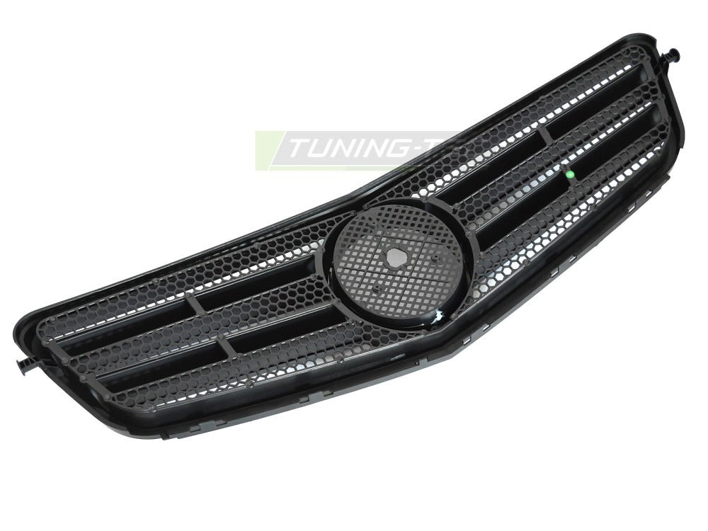 Grill Mercedes C-Klasse W204 07-14 matt sort med festedetaljer.