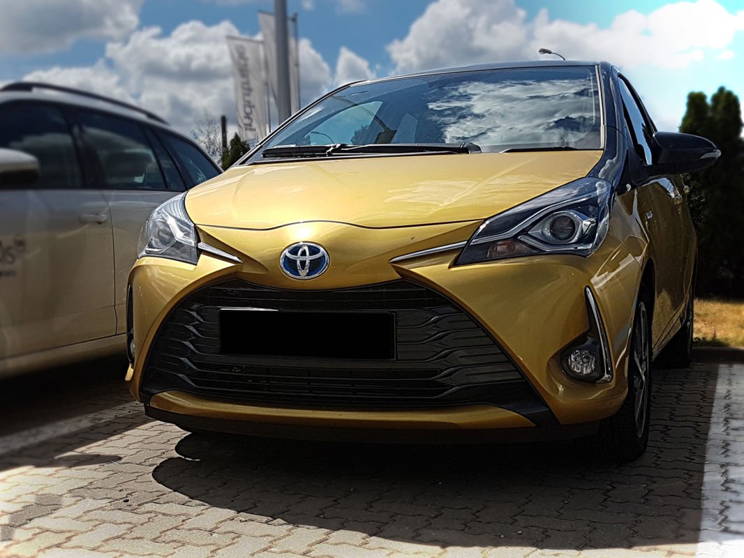 Avisa dørbeskytter til Toyota Yaris III – sølv stål med logo