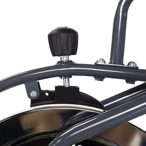 Crosstrainer med nærbilde av justeringsknott på sort og grå metallramme, hjuldel synlig under.