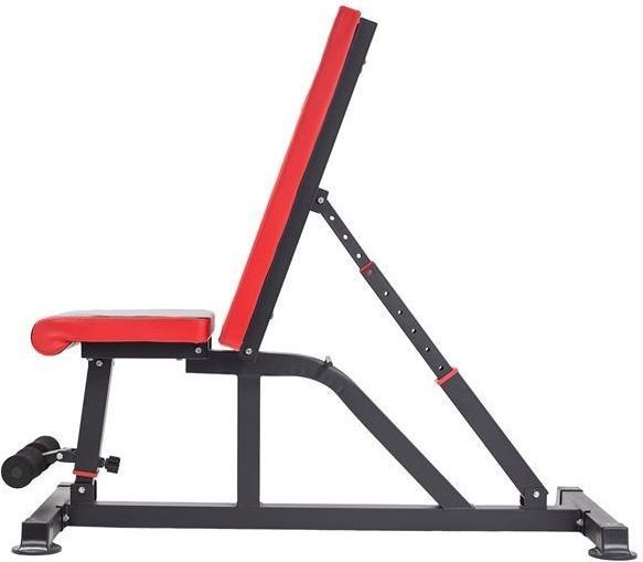 Sammenleggbar Treningsbenk med svart metallramme og røde puter, sett fra siden med oppreist ryggstøtte.