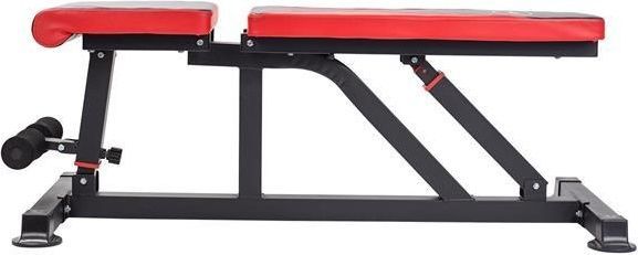 Sammenleggbar Treningsbenk med rødt polstret sete og rygg, svart ramme, sett fra siden med justering og benruller.
