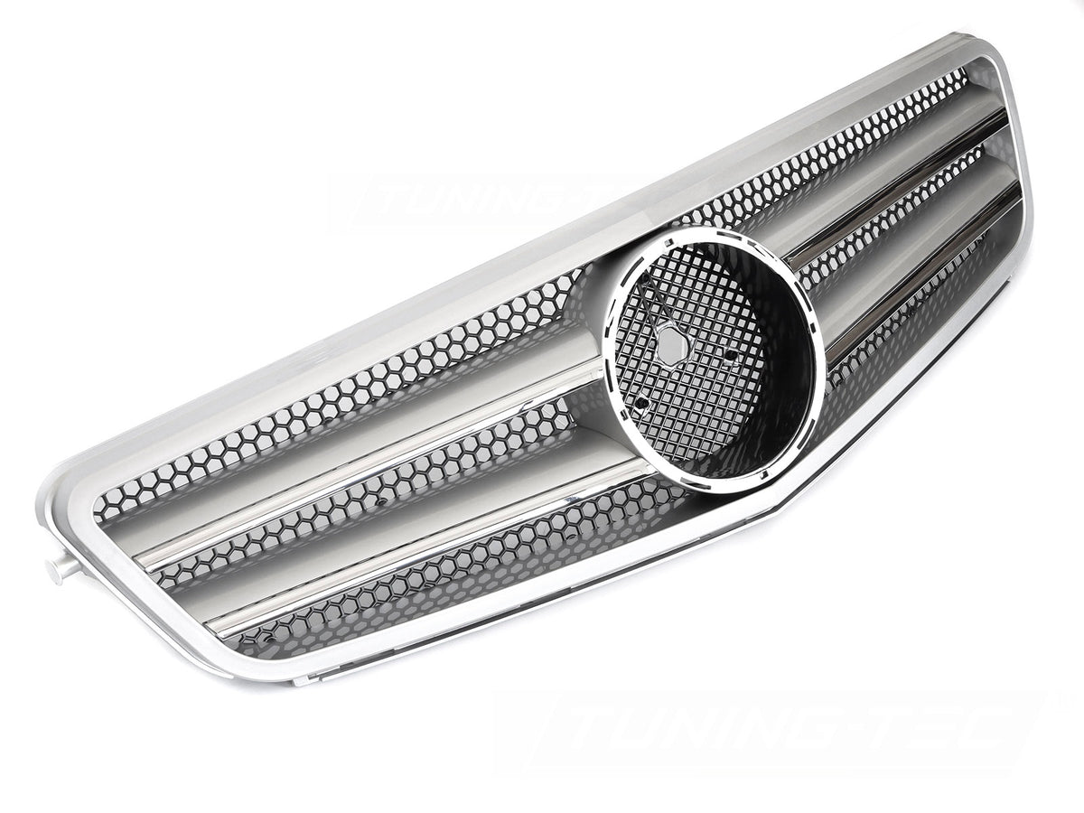 Grill til Mercedes C-Klasse W204/S204 07-14 i sølv/krom sett rett forfra på hvit bakgrunn.