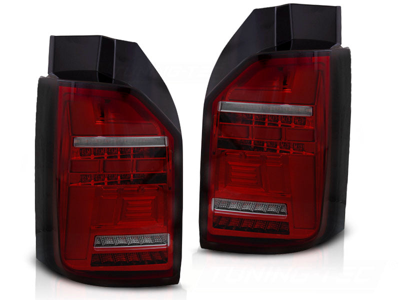Baklykter LED Bar Red Smoke Sequential til VW T6/T6.1 15-24 OEM LED sett rett forfra på hvit bakgrunn.