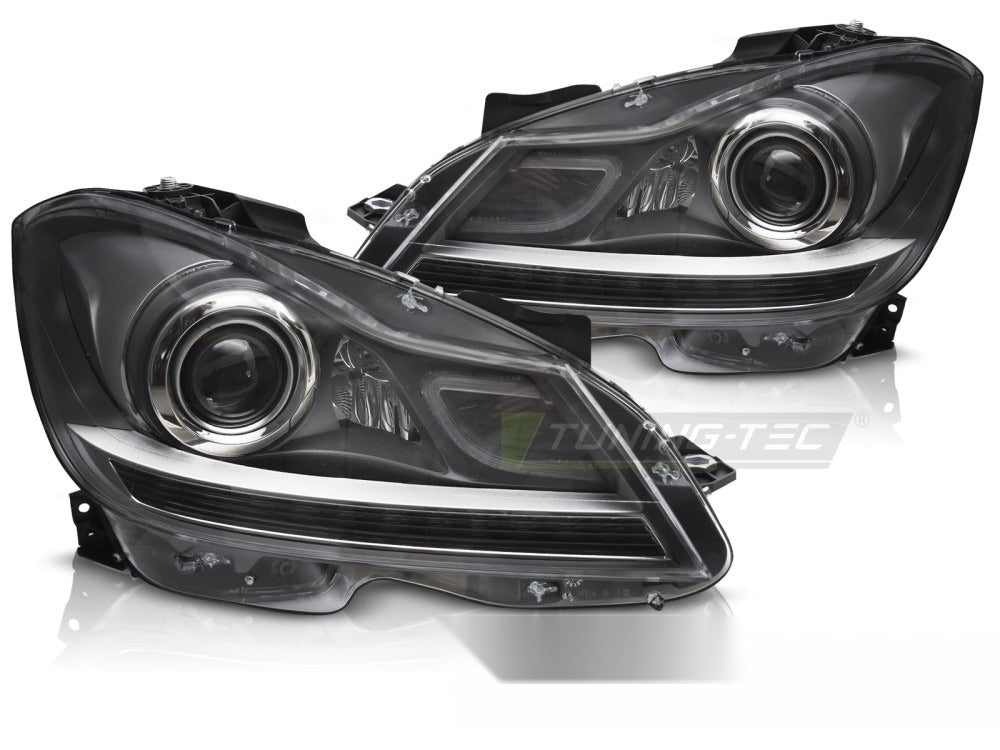 Frontlykter til Mercedes W204 Xenon 11-14 – komplett par sett forfra på hvit bakgrunn
