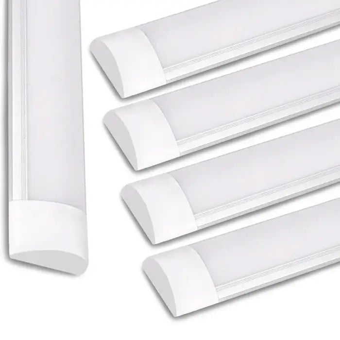 Overflatemontert LED-armatur, 120 cm, fem hvite paneler med avrundet ende og matt finish, sett skrått.