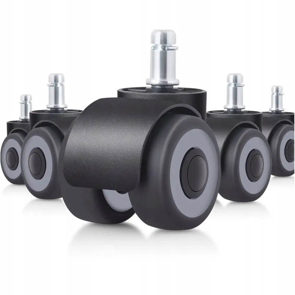 Gummi-hjul til kontorstol, sett med fem svarte og grå hjul med kulelager, nærbilde fra skrå vinkel.