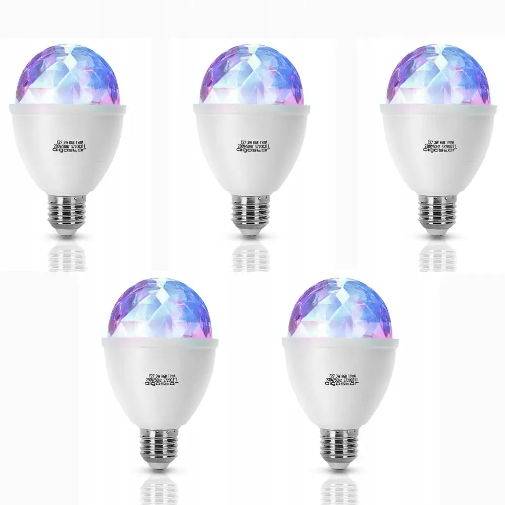 LED-pære E27 RGB festlys, sett med fem hvite pærer og fasetterte flerfargede kupler på hvit bakgrunn.