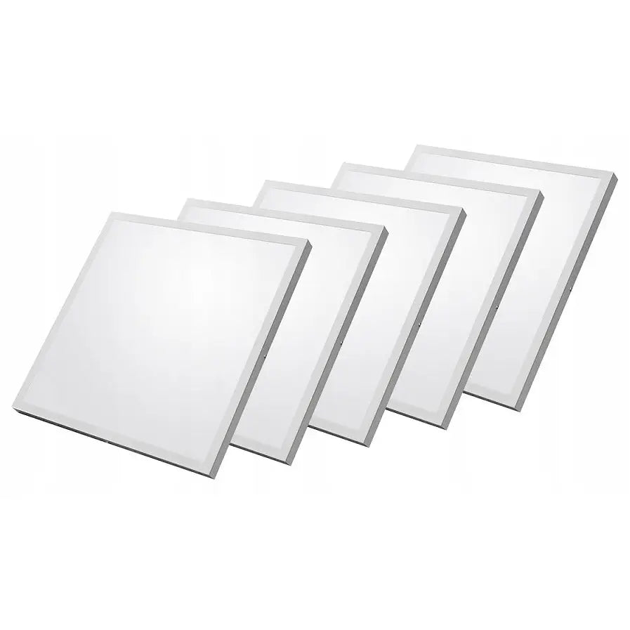 LED panel taklampe 60x60 cm, sett med fem hvite, firkantede paneler stablet mot hvit bakgrunn.