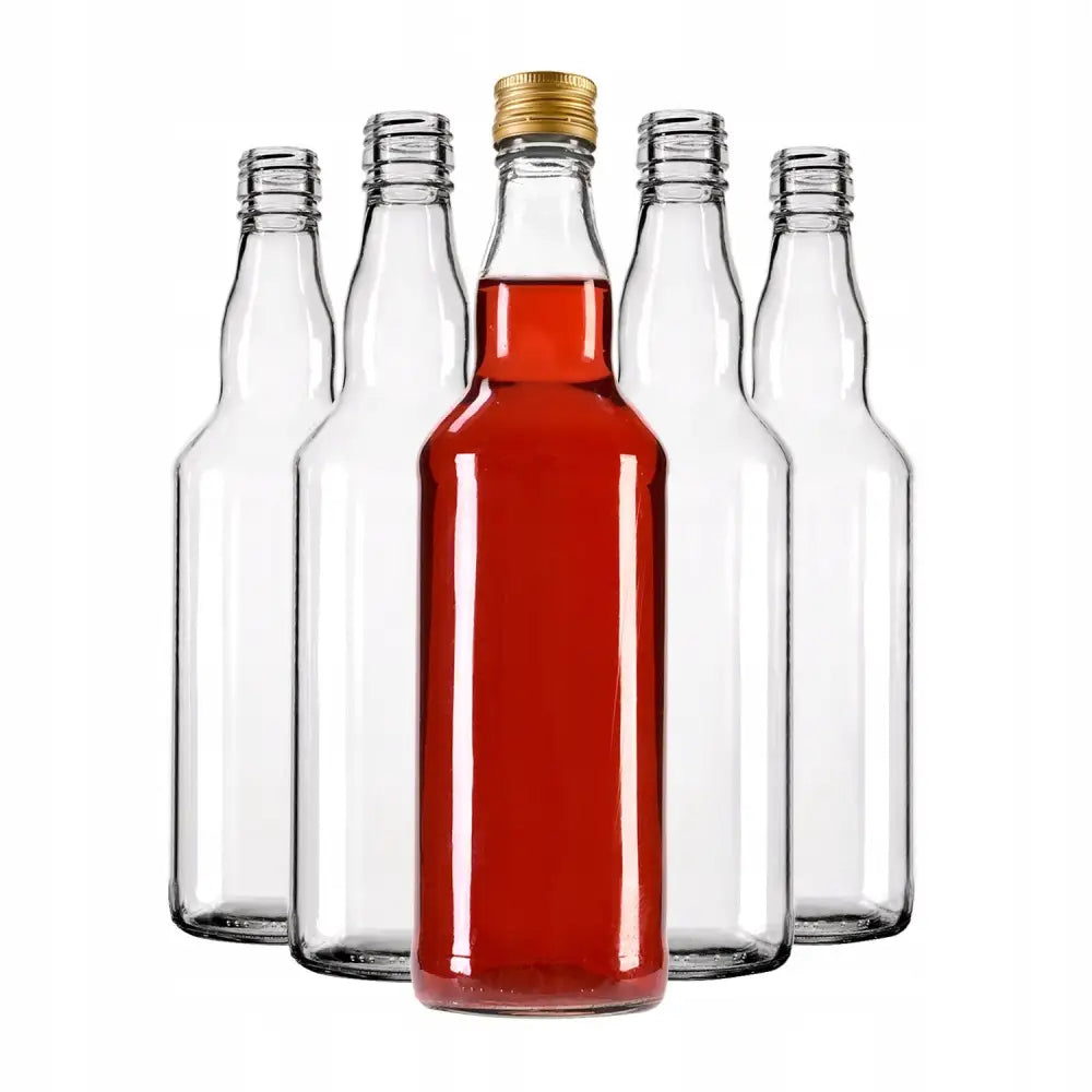 Monopol glassflasker 0,5L, én fylt med rød væske og gullkork, fire tomme flasker uten kork, frontvisning.