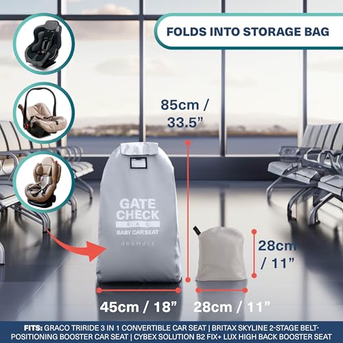 Reisebag i grått stoff vist foran sammen med sammenpakket versjon, mål angitt, flyplass i bakgrunnen.