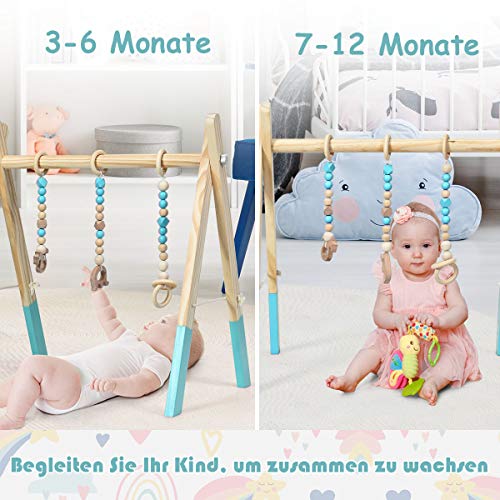 Babygym Tre med hengende leker og pastellperler, én baby ligger under og én sitter foran stativet.