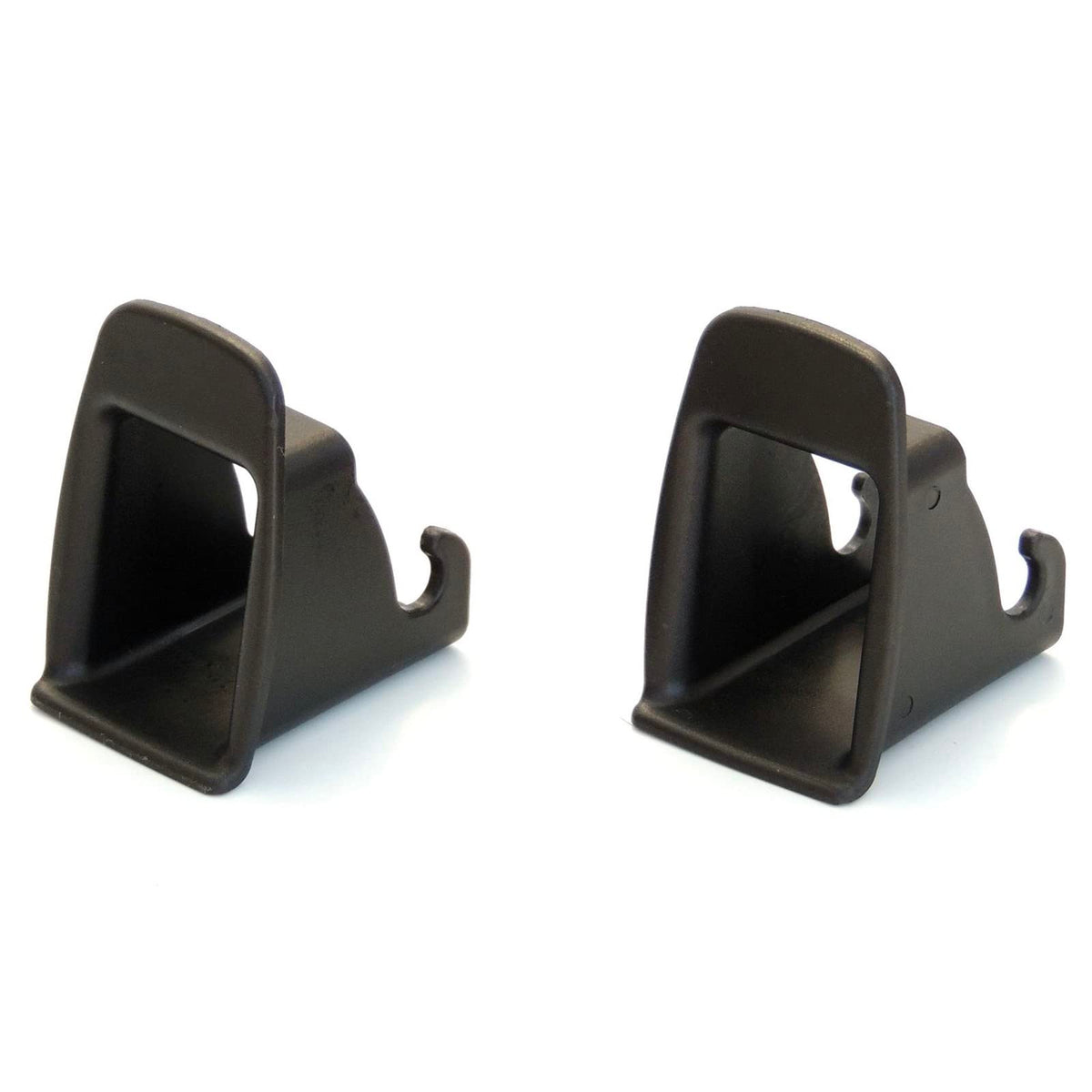 Isofix Adapter, to svarte plastkroker med firkantet åpning, sett fra skrå frontvinkel, for bilstolmontering.