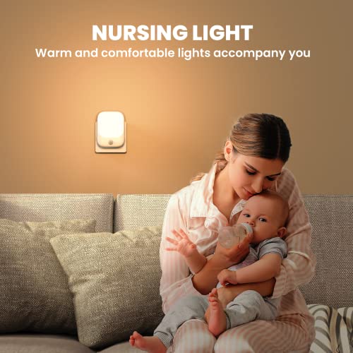Bevegelsessensor Lampe gir mykt, varmt lys over en sofa der en kvinne mater en baby med tåteflaske.
