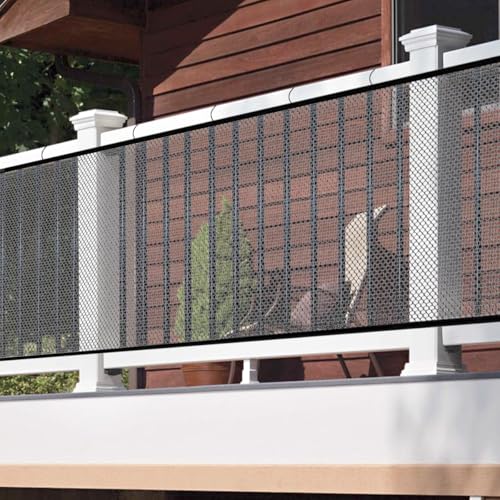 Sikringsnett montert på hvitt veranda-rekkverk, svart og gjennomsiktig, med husvegg og planter i bakgrunnen.