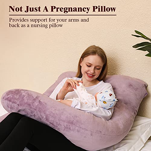 Pute i U-form i lys lilla velour omfavner kvinne som ammer baby, gir støtte rundt hele kroppen.