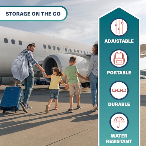 Reiseveske for bilbarnestol vises med familie på flyplass, grafikk om justerbarhet og vannbestandighet til høyre.