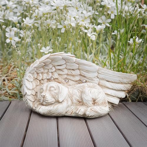 Gravpynt hundeengel i lys beige steineffekt, sovende hund med englevinger, plassert på terrasse med blomster.