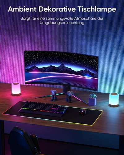 Nattbordslampe med RGB-lys står på skrivebord med gamingoppsett, buet skjerm og fargerik belysning.