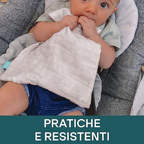 Gasklut Baby holdes av en baby som sitter i stol med grå polstring, fokus på det lystgrå stoffkledet.