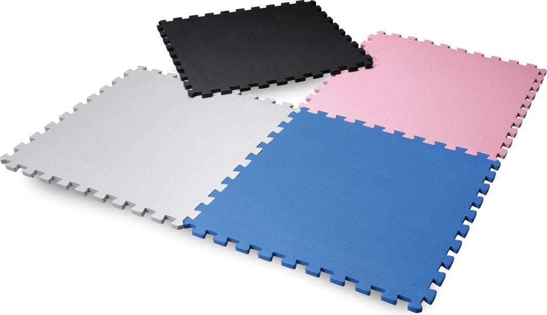 Puslematte i sort, rosa, blå og grå skumplast med teksturert overflate, fire deler vist fra skrå vinkel.