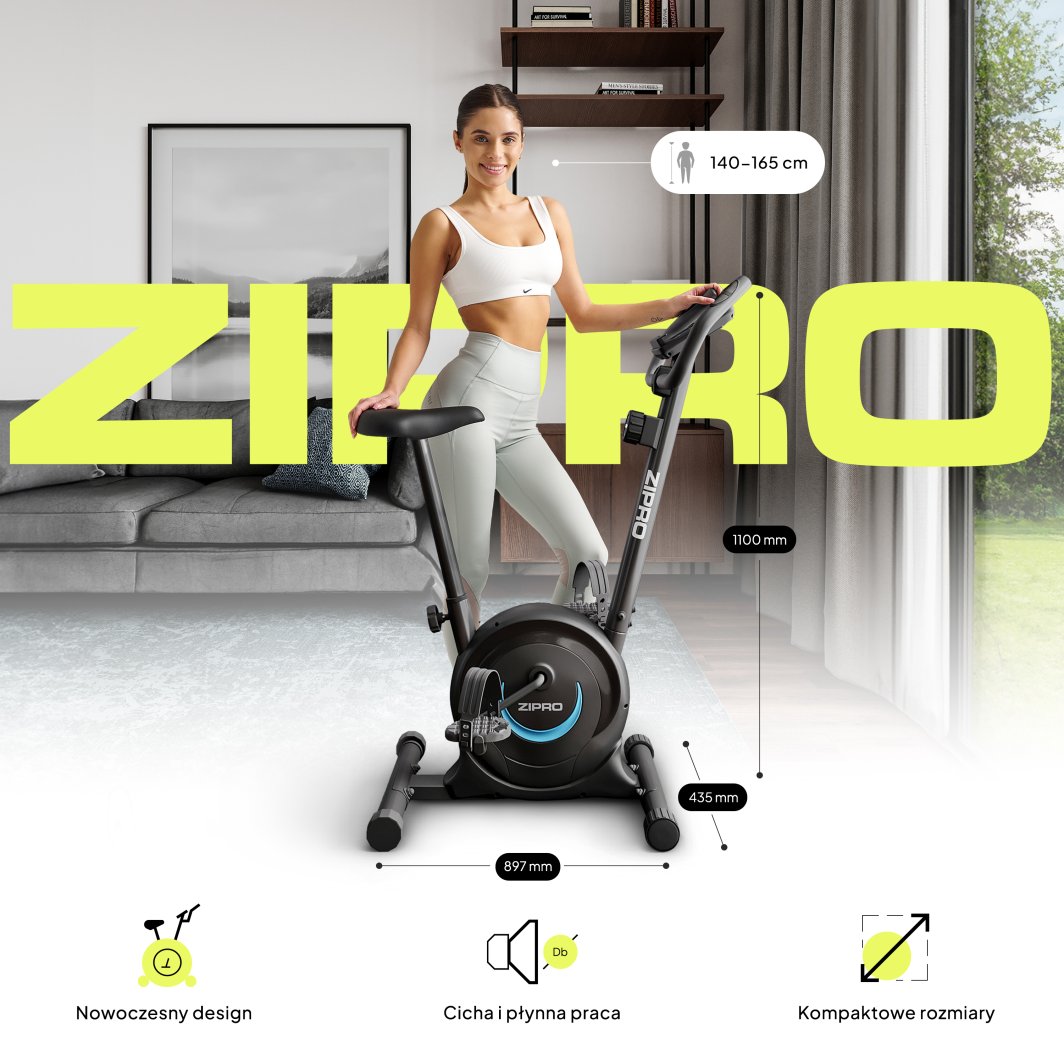 Ergometersykkel i svart med blå detaljer, kvinne i lyst treningstøy står ved sykkelen i moderne stue.