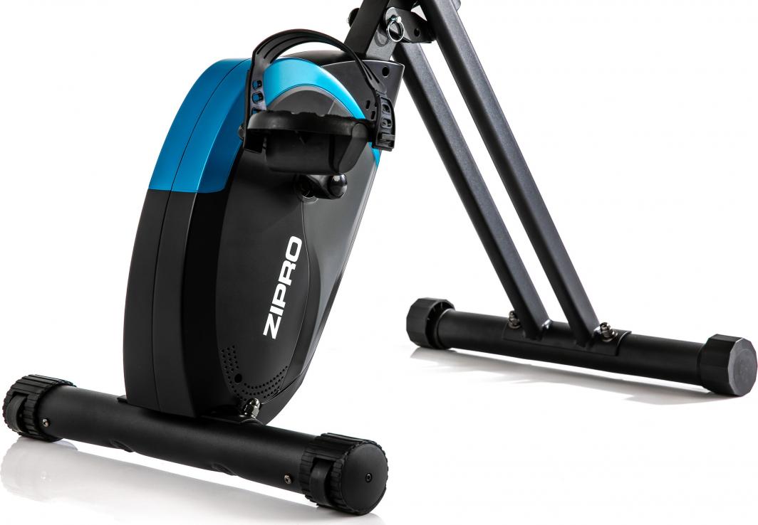 Ergometersykkel med sort og blå fotpedal og understell, sett fra siden. ZIPRO-logoen er tydelig synlig.