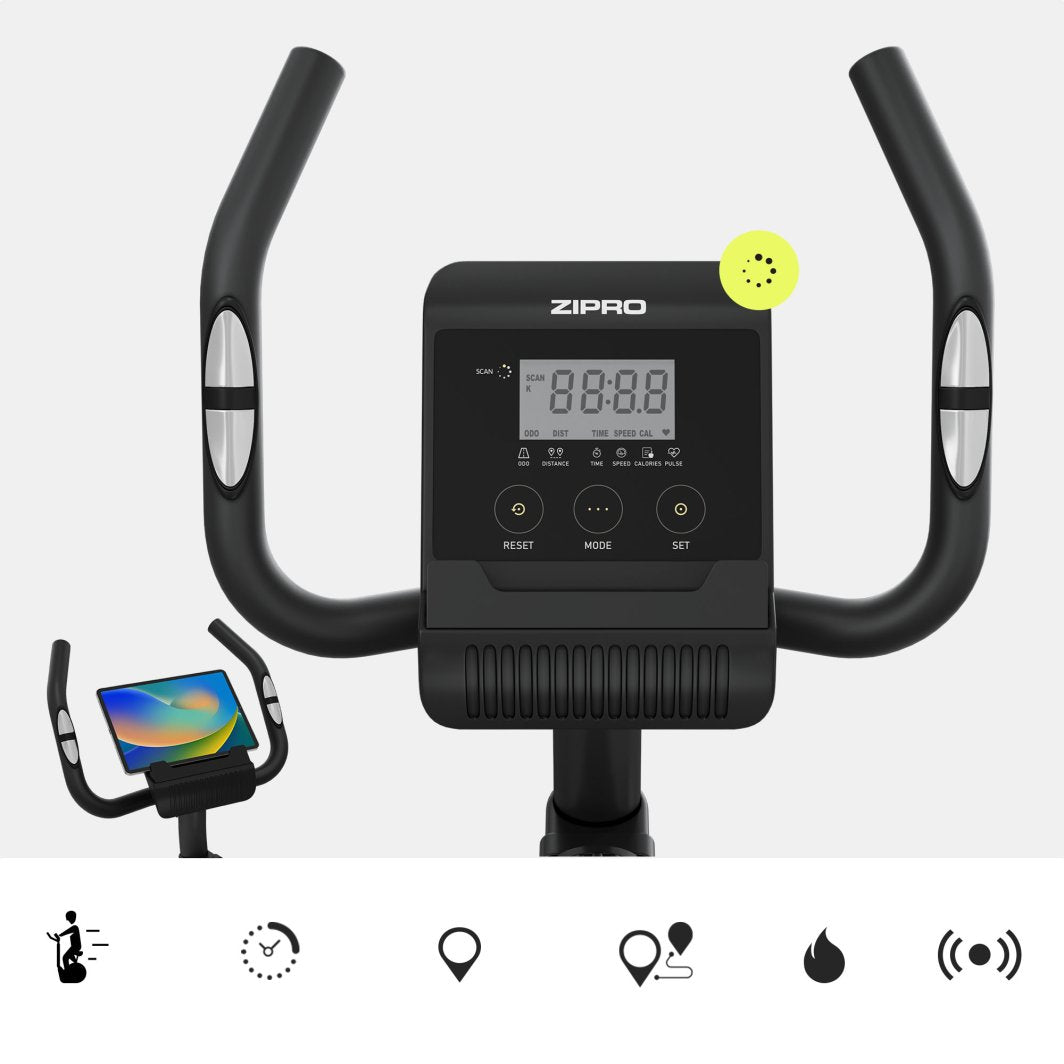 Trimsykkel med svart kontrolldel, digitalt display, knapper, pulssensorer på håndtak og nettbrettholder.