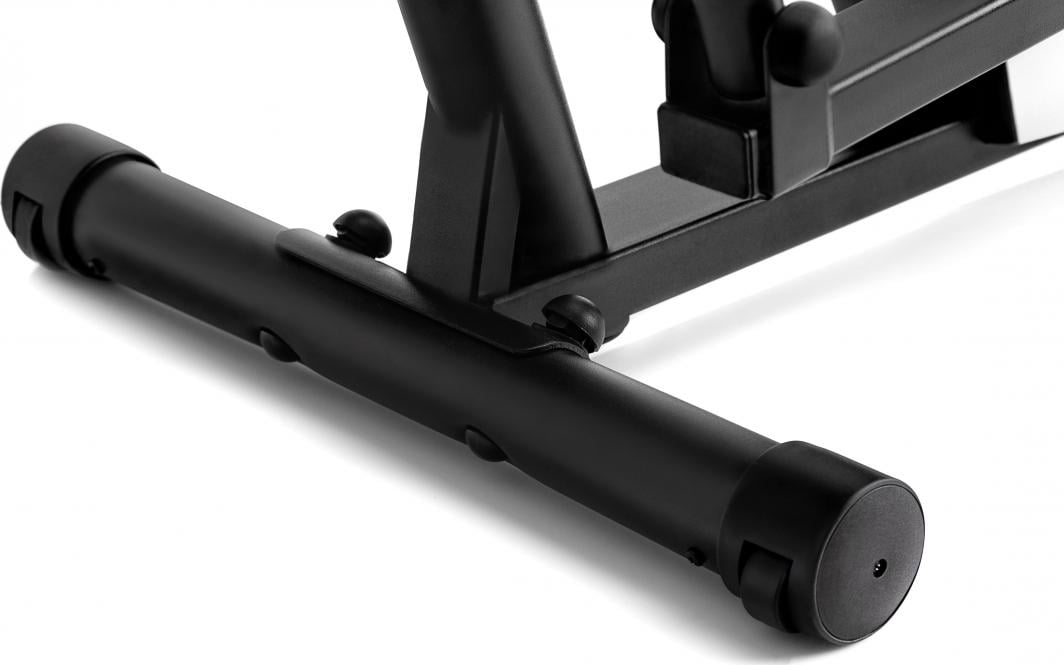 Ellipsemaskin med sort metallramme, sylinderformet fot, synlige festeskruer og robuste koblinger, sett fra siden.