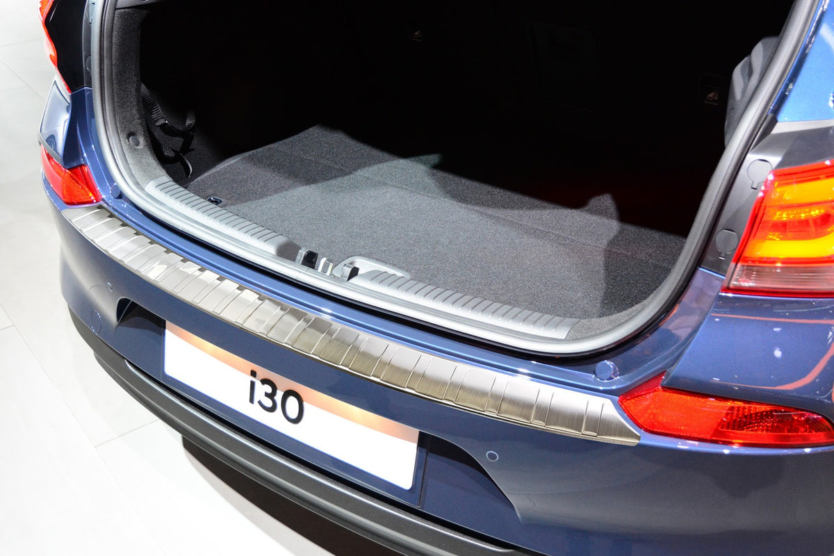 Avisa bakfangerbeskytter til Hyundai i30 III Hatchback – sølv børstet stål