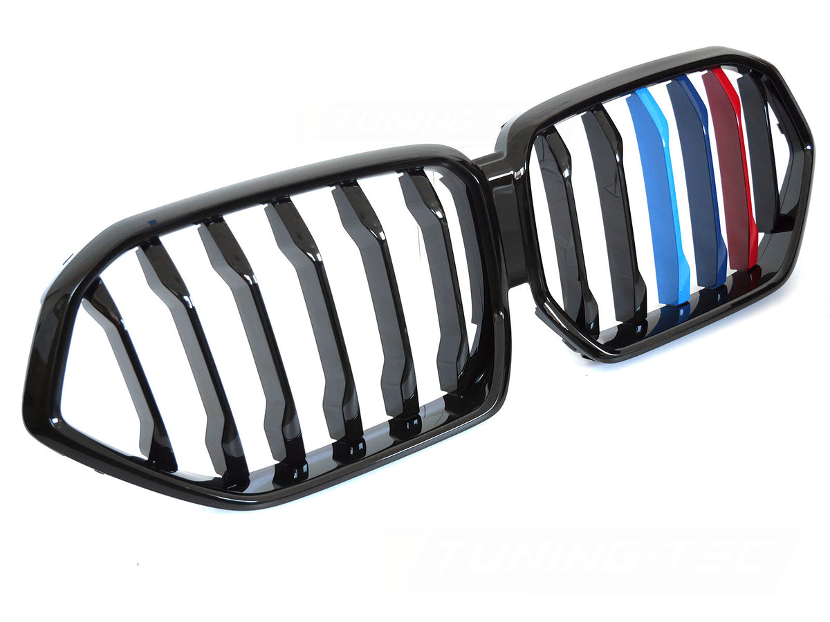 Grill til BMW X6 G06 19-23 i blank sort/trefarget sett rett forfra på hvit bakgrunn.