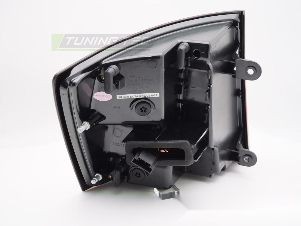 Baklykter Skoda Octavia III SW 16-20 OEM LED med festedetaljer.