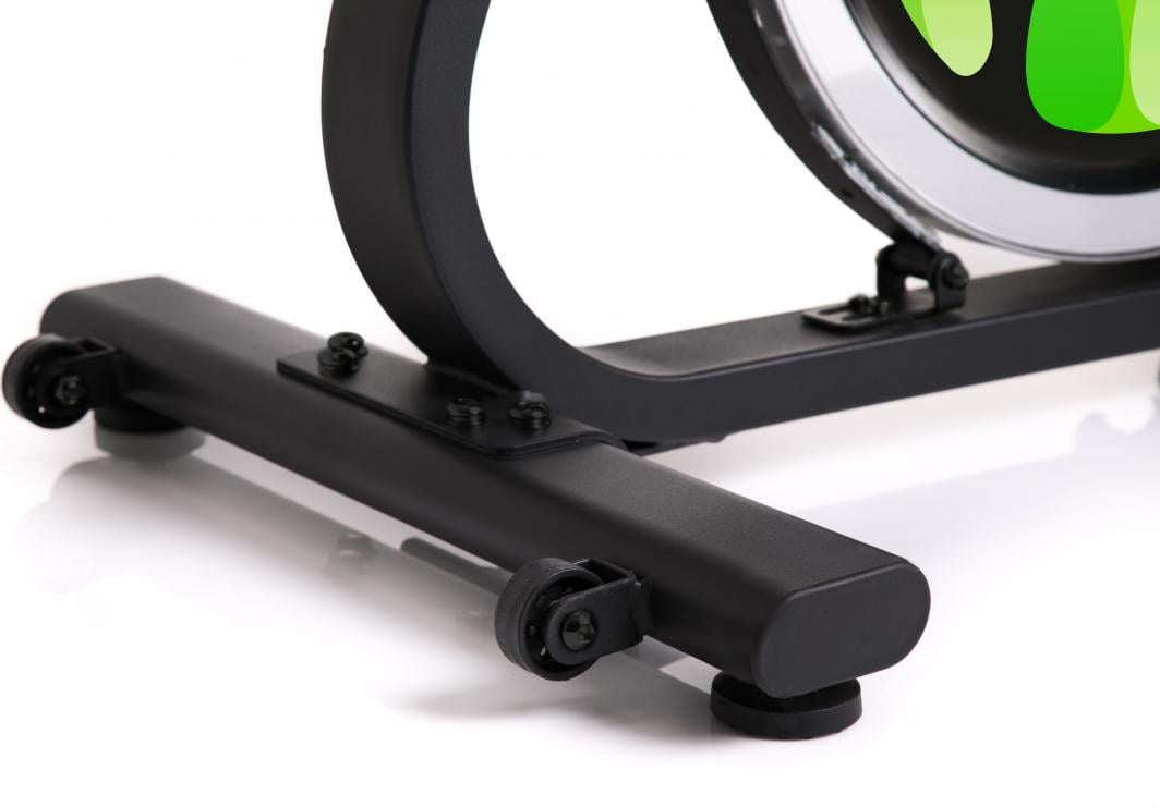 Ellipsemaskin med sort metallramme, sett fra siden, viser støtteføtter og hjul for enkel flytting.