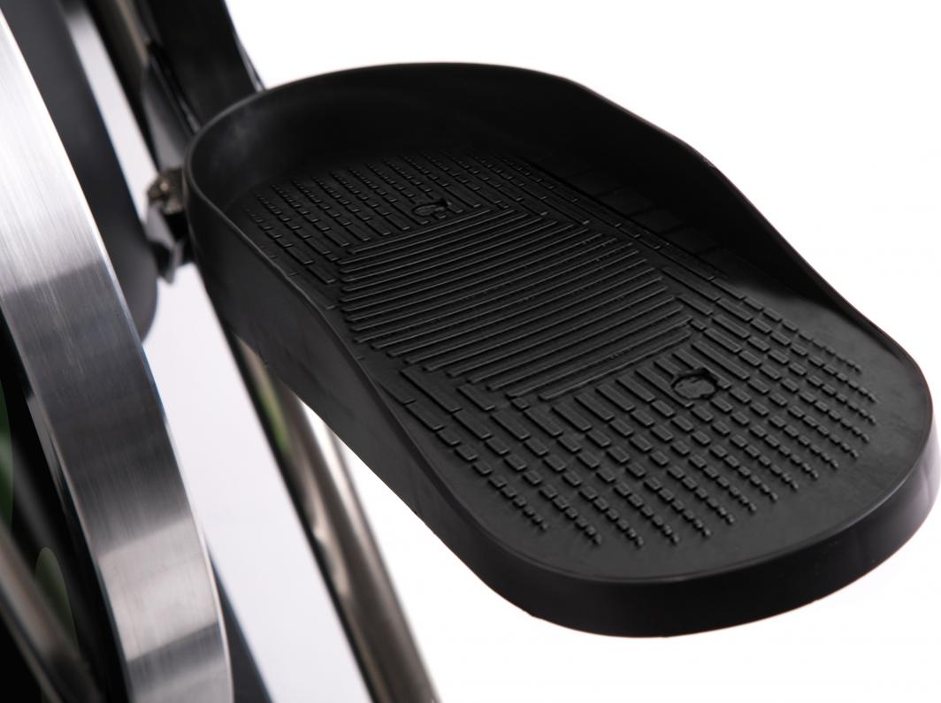 Trappemaskin med sort, mønstret plastpedal med sklisikker overflate, sett fra skrå vinkel.