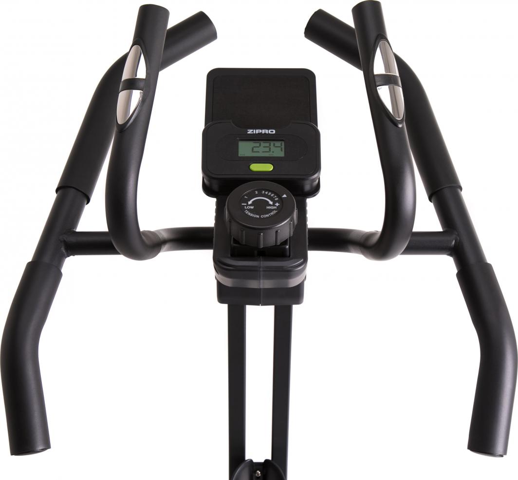 Ellipsemaskin med sorte håndtak, sølvfargede pulssensorer og digitalt display sett ovenfra.