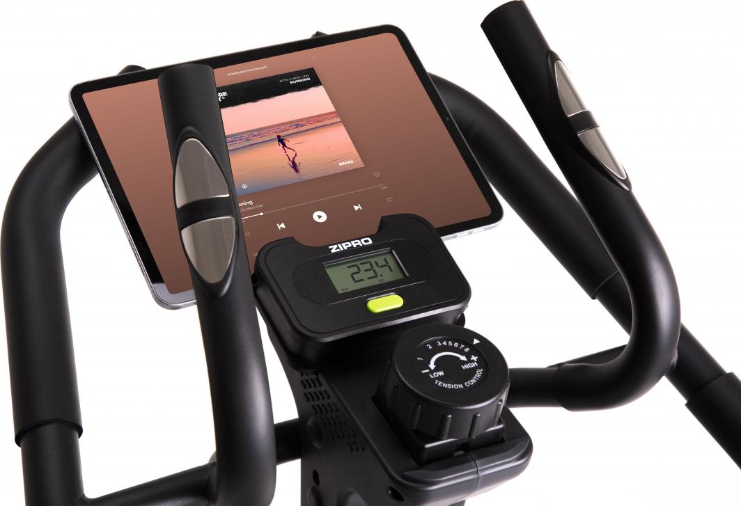 Trappemaskin med sort styre, pulssensorer, digital skjerm og nettbrett i holder, samt justeringshjul for motstand.