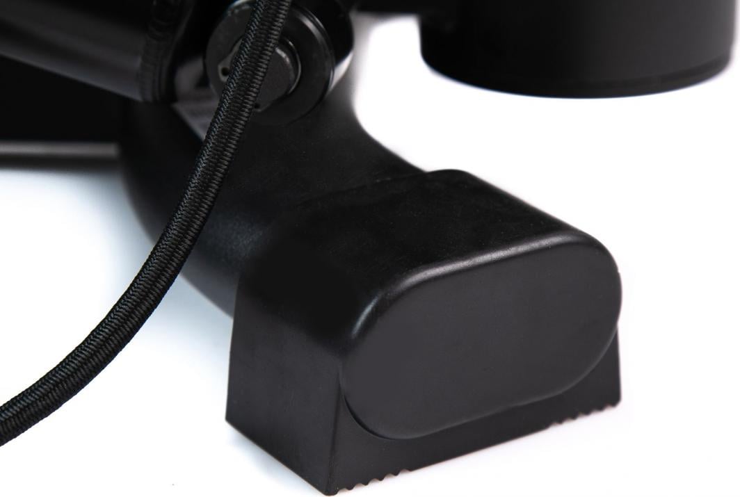 Mini Stepper sort plastfot med avrundede kanter, viser materialdetaljer og sort ledning langs siden, nærbilde.
