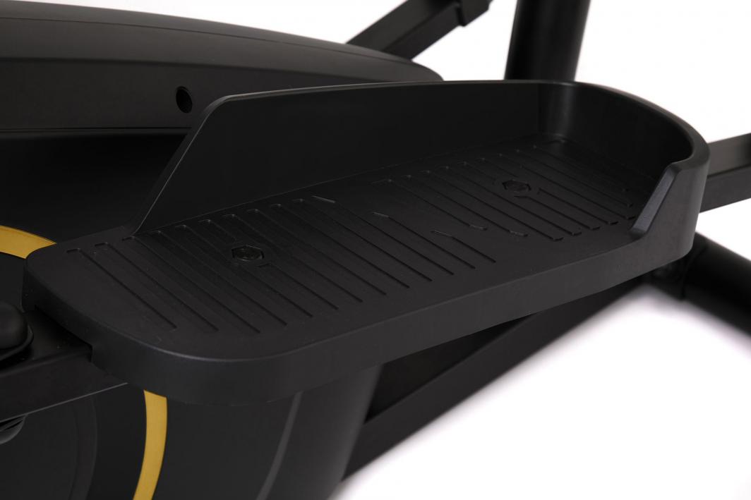 Ellipsemaskin med sort riflet fotplate i plast, opphøyd kant, synlige festeskruer og ramme i bakgrunnen.