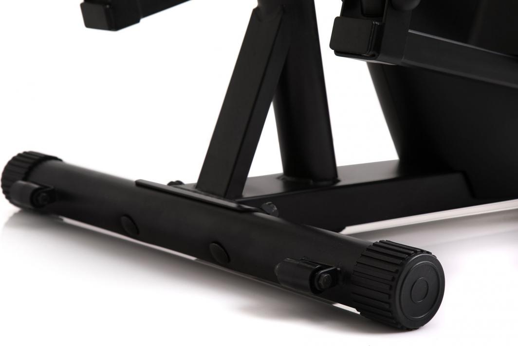 Orbitrek sort metallramme med sylinderformet fot, justerbare plastføtter, knotter og bolter sett fra siden.