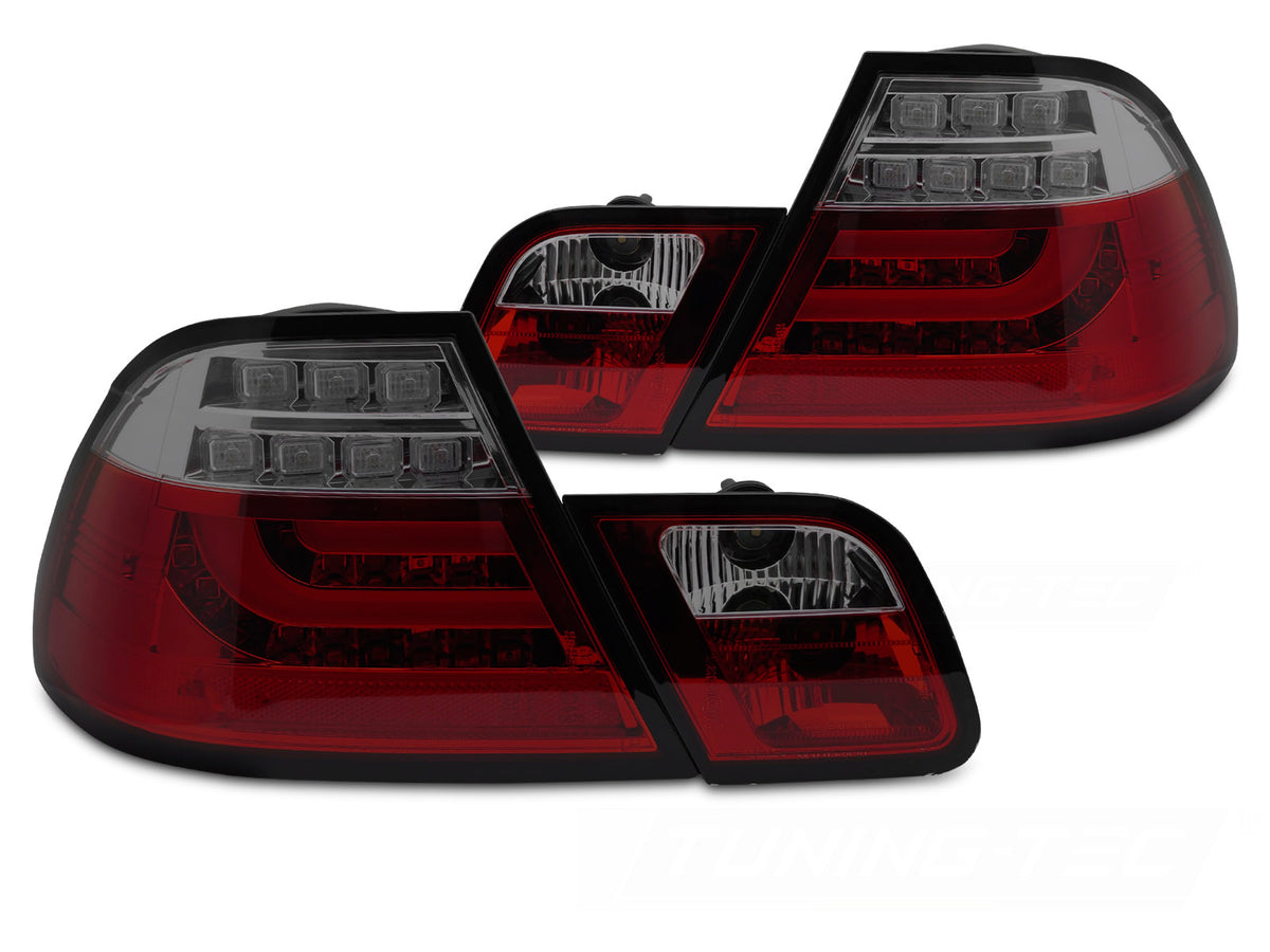 Baklykter BMW E46 Coupe 1999–2003 sett, rød med røykfarget midtfelt klosse med LED Bar, par på hvit bakgrunn.