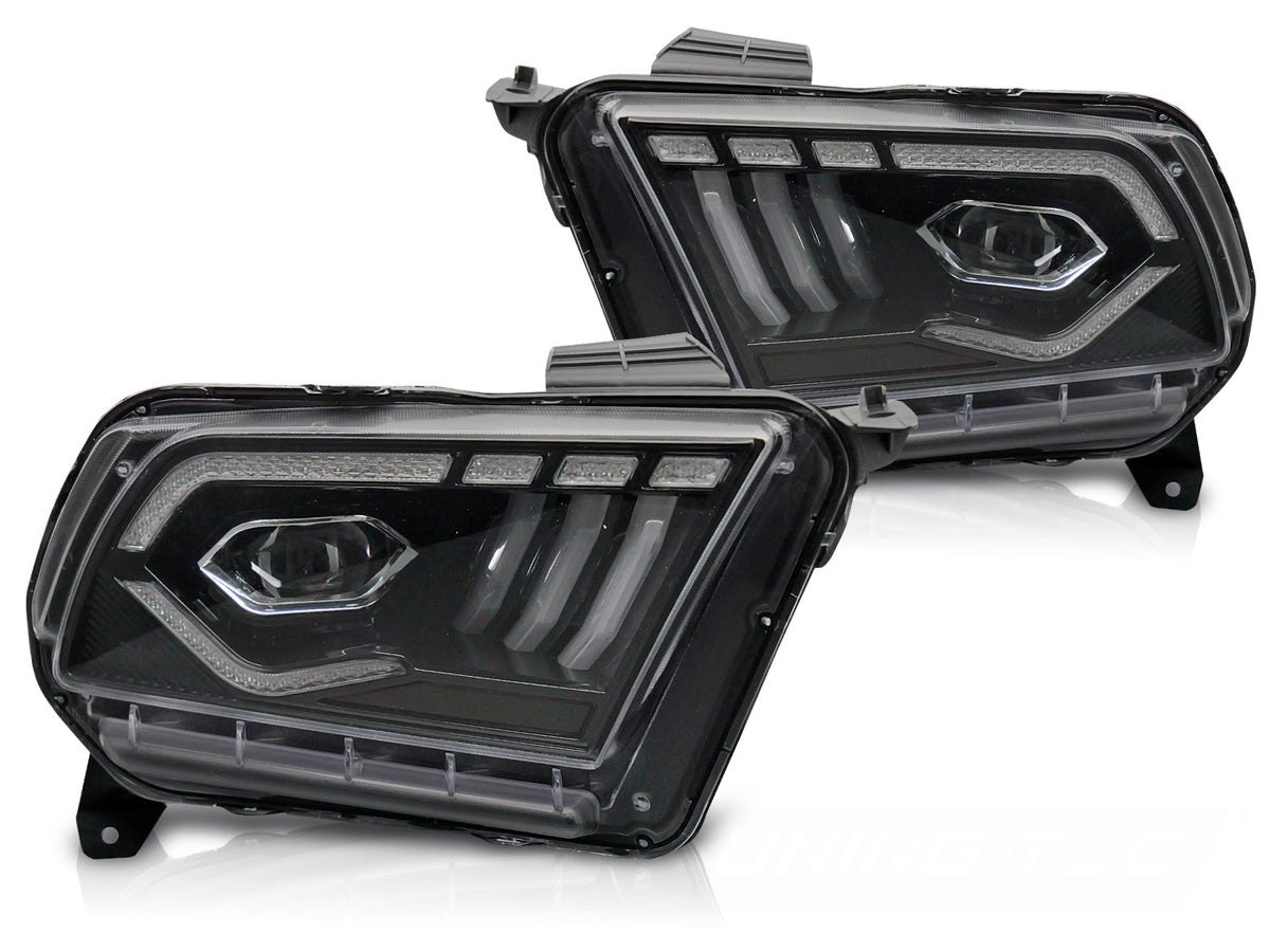 Frontlykter LED Black DRL til Ford Mustang 10-13 sett rett forfra på hvit bakgrunn.