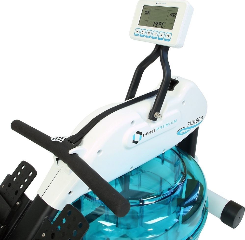 Water Rower med hvit og sort ramme, blå gjennomsiktig vanntank, display, håndtak og fotplater, sett fra skrå vinkel.