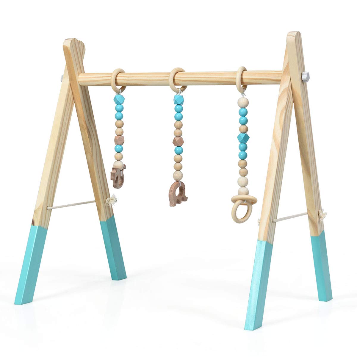Baby Gym i lyst tre med blå detaljer, tre hengeleker med treperler og dyr, sett fra skrå vinkel.